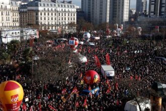 France strikes: Workers bring Paris to a standstill in second mass protest over retirement age reforms