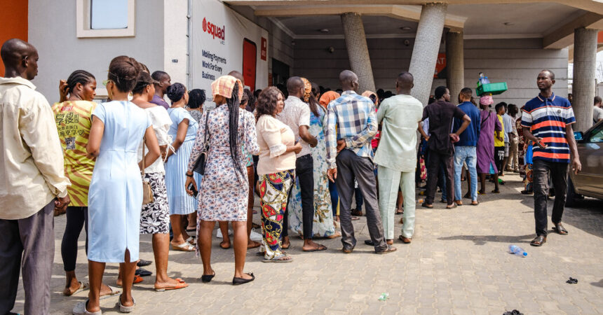 Nigerian Cash Shortages Lead to Long Lines at Banks