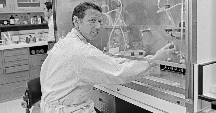 Paul Berg, Nobel-Winning Pioneer of Genetic Engineering, Is Dead at 96