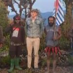 Susi Air: New Zealand hostage pilot appears in photos with armed West Papua rebels in Indonesia