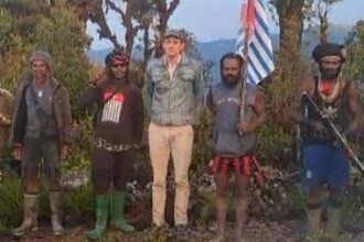 Susi Air: New Zealand hostage pilot appears in photos with armed West Papua rebels in Indonesia