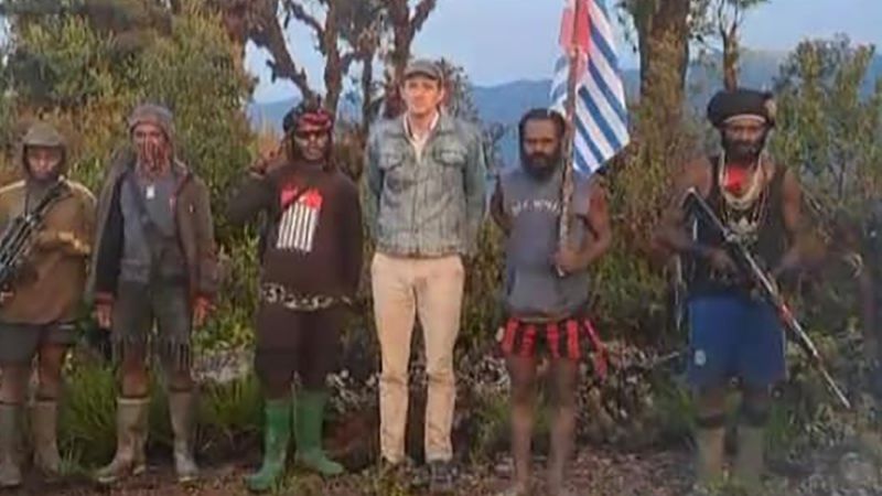 Susi Air: New Zealand hostage pilot appears in photos with armed West Papua rebels in Indonesia