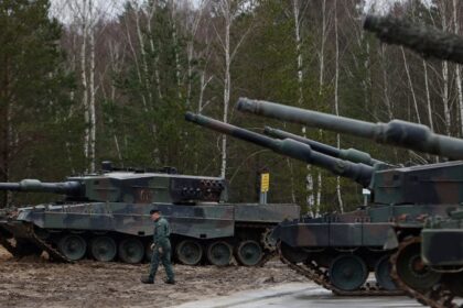 Ukrainian soldiers in Poland do a crash course in Leopard 2 tanks