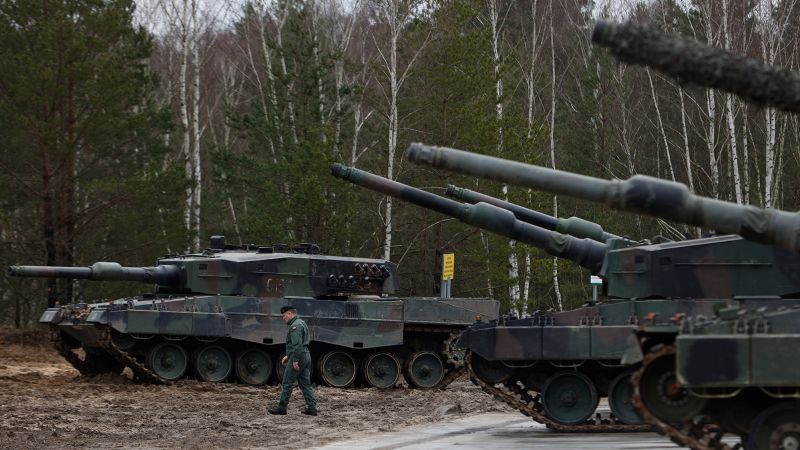 Ukrainian soldiers in Poland do a crash course in Leopard 2 tanks