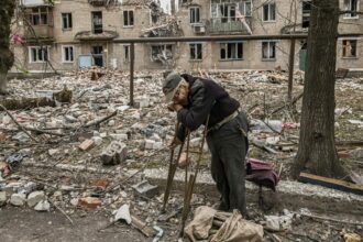 Some Ukrainians Refuse to Leave Avdiivka Despite Russian Bombardment