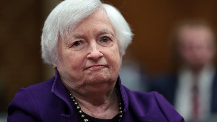 Yellen says blanket bank deposit insurance not discussed