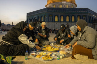 During Ramadan, Palestinians Picnic in Aqsa Compound to Break Fast