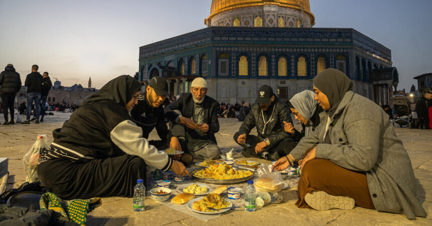 During Ramadan, Palestinians Picnic in Aqsa Compound to Break Fast