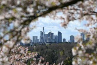 Euro zone economy ekes out 0.1% growth in first quarter