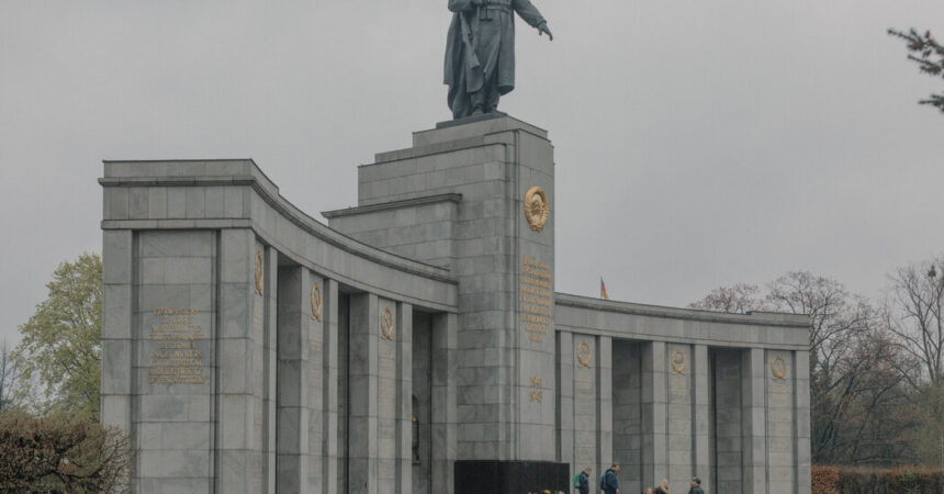 Germans Protect Memorials to Soviet Troops Who Defeated Nazis