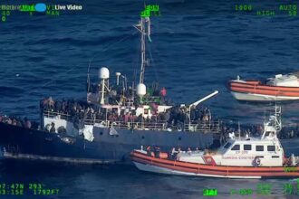 Italy migrant boats: Italian Coast Guard escorting barges carrying 1,200 migrants in Mediterranean Sea