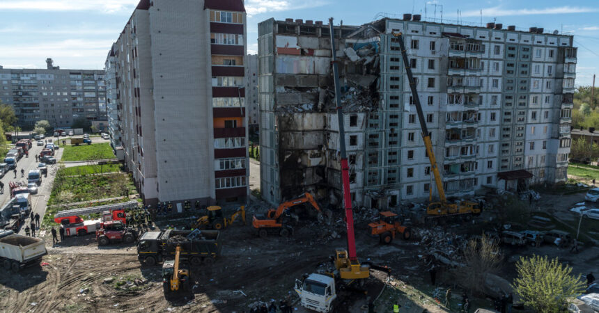 Russian Rocket Destroys Apartment Block in Central Ukraine