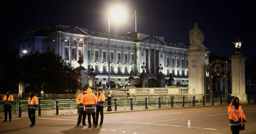 Man Arrested Outside Buckingham Palace as Police Conduct Controlled Explosion