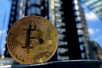 Bitcoin rises above $31,000 to highest in over a year to cap the week