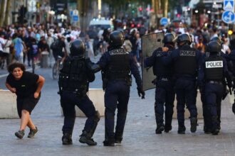 France Arrests Hundreds More in Fifth Night of Unrest