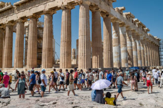 Only Early Birds Will See Acropolis as Workers Strike Over Heat