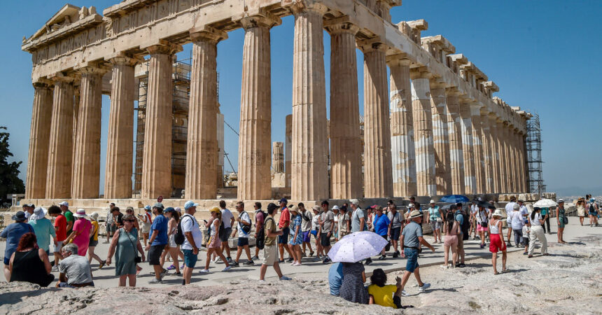 Only Early Birds Will See Acropolis as Workers Strike Over Heat