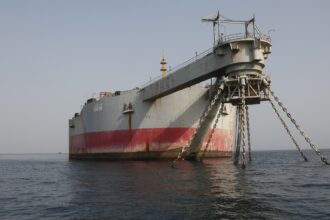 UN begins operation to extract oil and avoid a catastrophic oil spill