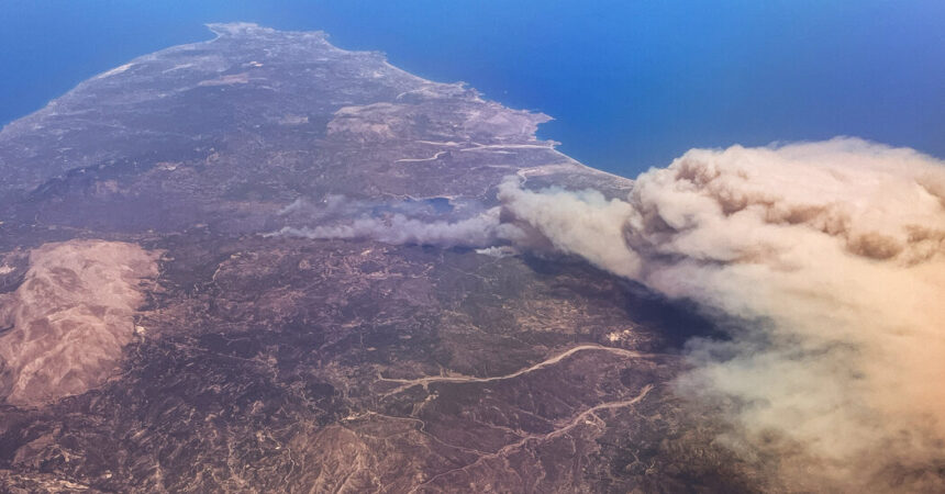 Wildfires Imperil Greek Isle of Rhodes, Forcing Big Relocation