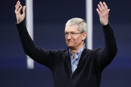 Apple moves iPhone 'end call' button back to middle in latest beta