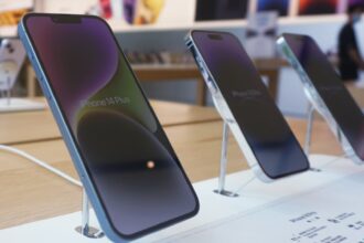 Global smartphone market to hit decade low; Apple could take top spot