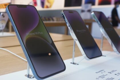 Global smartphone market to hit decade low; Apple could take top spot
