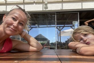 How can single moms travel abroad with their kids for a month or more