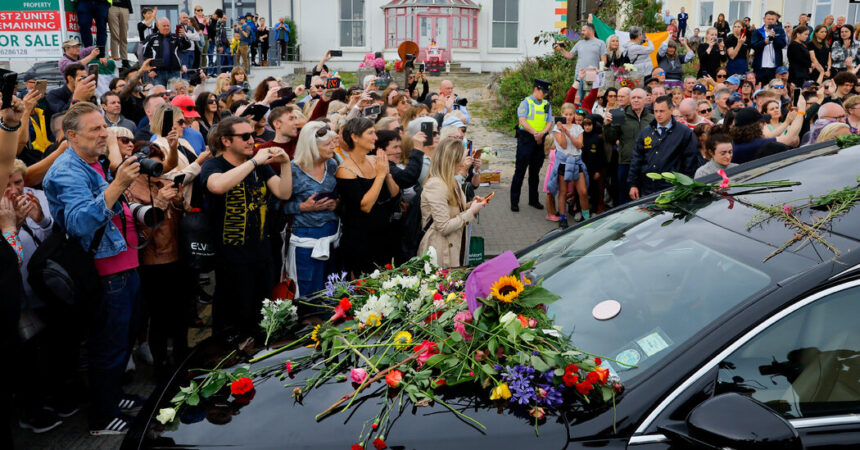 Irish Mourners Pay Their Respects to Sinead O’Connor