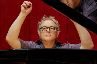 Pianist Nicolas Hodges Adapts to Life With Parkinson’s