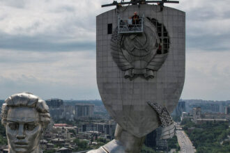 Ukraine Replaces the Soviet Symbol on the Motherland Monument