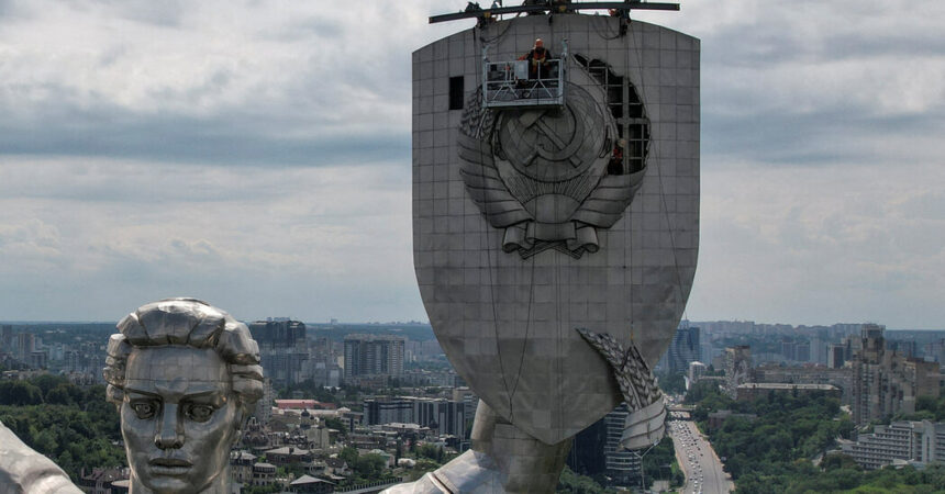 Ukraine Replaces the Soviet Symbol on the Motherland Monument