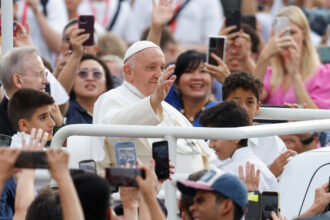 Pope to Meet Macron in Marseille and Defend Migrants’ Plight