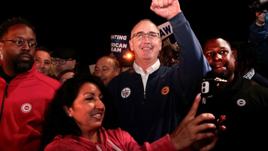 UAW strike brings blue collar battle, Bernie Sanders to Detroit