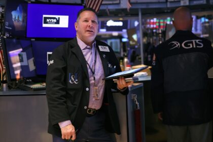10-year Treasury yield retreats after rising to 5%