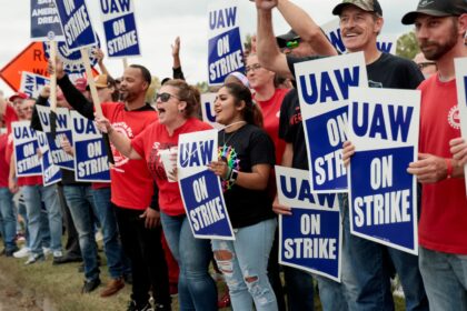 GM, UAW may be near labor deal after negotiating session