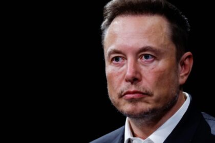 Tesla stock ends the week down 15%, the worst performance of the year