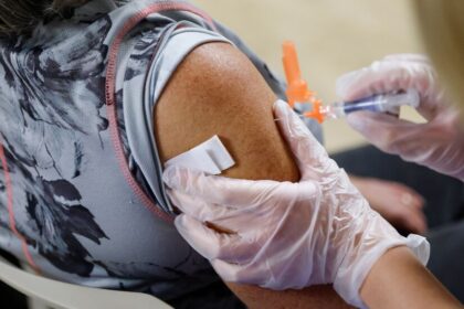 ¿Te sientes mal tras la vacuna contra la covid? Quizás es porque está funcionando