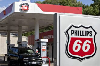 Elliott takes $1 billion stake in Phillips 66, seeks two board seats