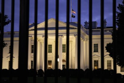 Moody's cuts USA outlook to negative, citing higher interest rates and deficits