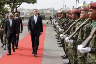 Romanian President Klaus Iohannis (centre) with his Cape Verdean counterpart José Maria Neves, 20 November 2023.