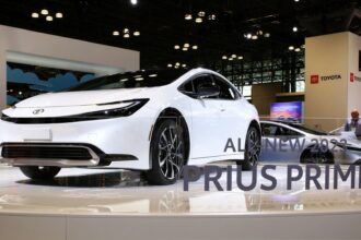 Automakers turn to hybrids in the middle of the EV transition