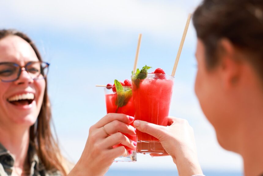 Norwegian Cruise Line_Facebook_People enjoying drinks_2