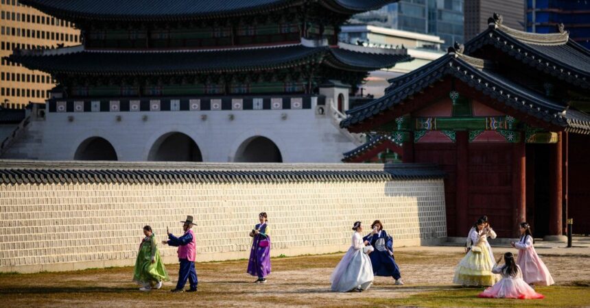 Police Investigate Graffiti Found on Seoul’s Main Palace