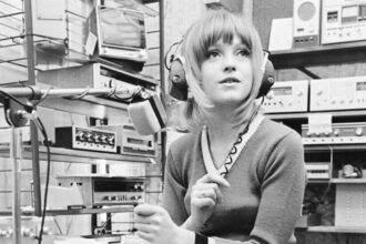 Annie Nightingale, Pathbreaking British D.J., Is Dead at 83