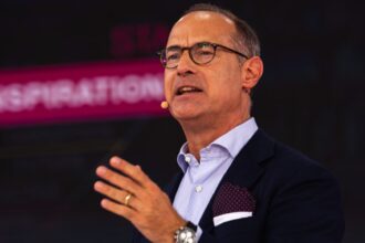 Divide between political elites and the working class is a major risk: Allianz CEO says