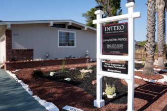 Mortgage rates back over 7%, as stronger economic data rolls in