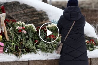 Police in Russia Detain Mourners at Navalny Memorials