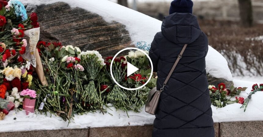 Police in Russia Detain Mourners at Navalny Memorials