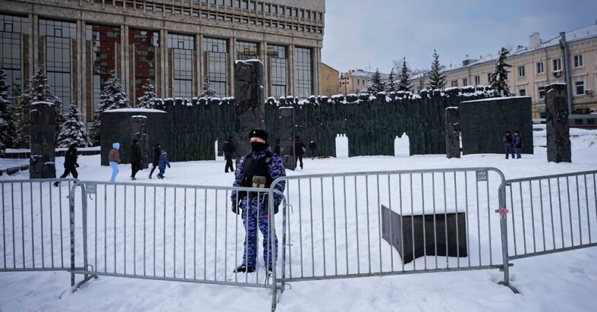 Russian Arrests of Navalny Mourners Lead to Fears of Big Crackdown