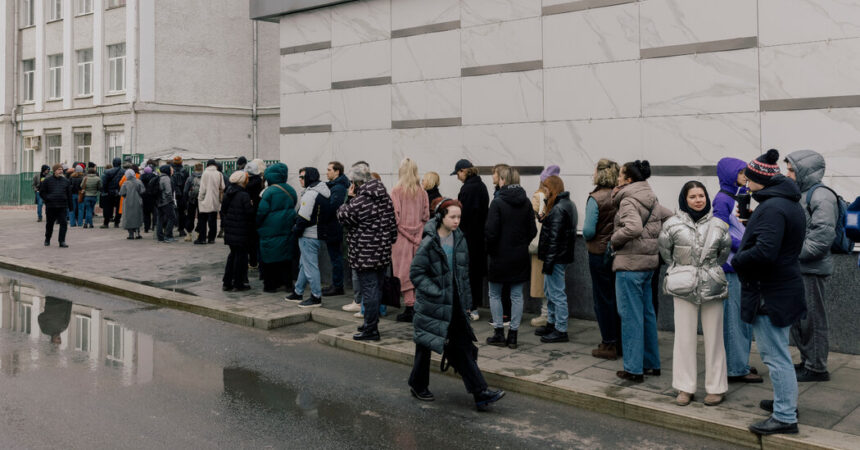 Long Lines of Russian Voters Signal Discontent With Vladimir Putin’s Rule